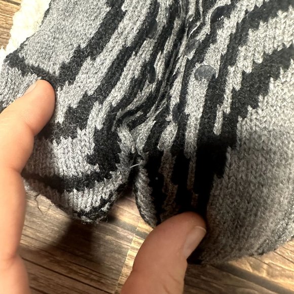 NWT Northeast Outfitters Youth Cozy Cabin Zebra Slippers Size Small (Black) - Picture 3 of 9